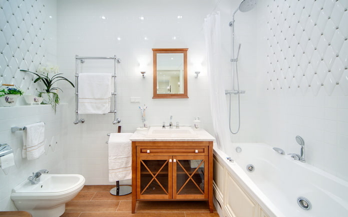 Salle de bains classique aux tons blancs