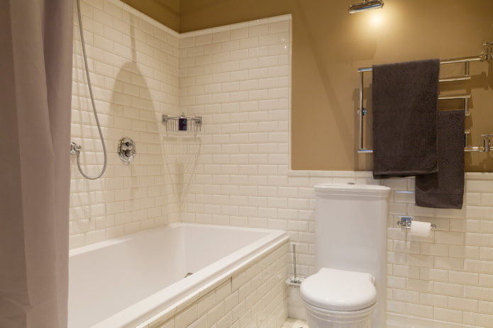 Intérieur de salle de bain aux tons blanc et marron