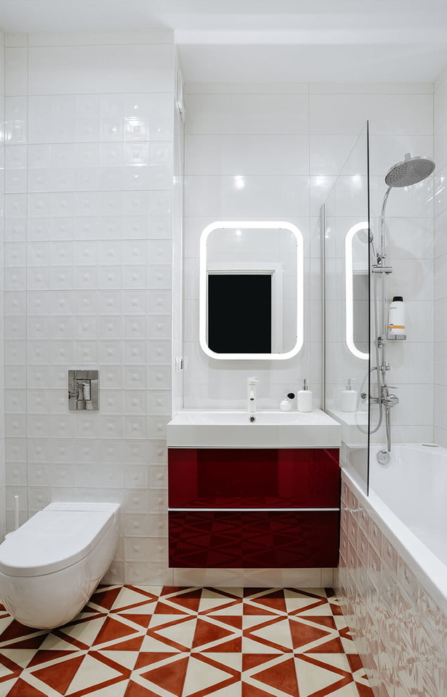 Intérieur de salle de bains dans les tons rouges et blancs