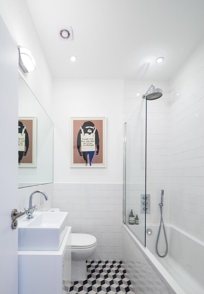 Salle de bain blanche de style moderne
