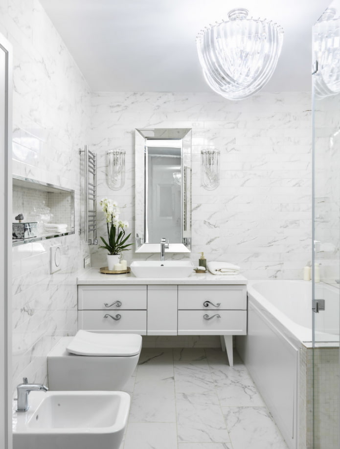 Salle de bain blanche de style classique