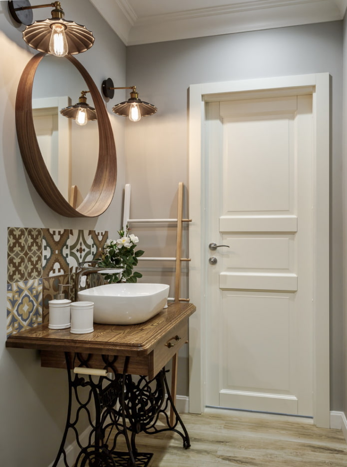 Portes blanches à panneaux à l'intérieur