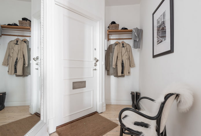 Portes d'entrée blanches à l'intérieur