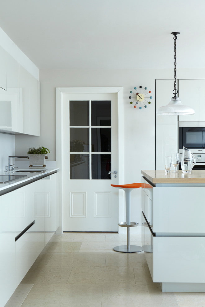 Portes blanches avec inserts en verre à l'intérieur