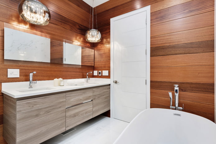 portes blanches avec murs marron à l'intérieur
