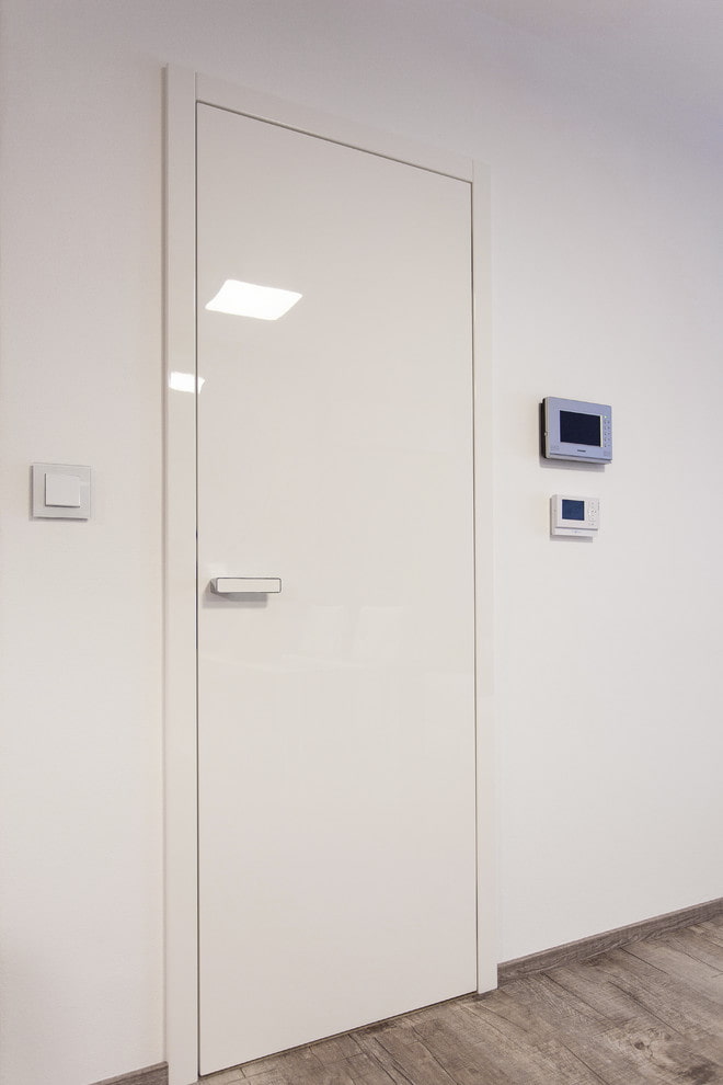 Portes en plastique blanches à l'intérieur