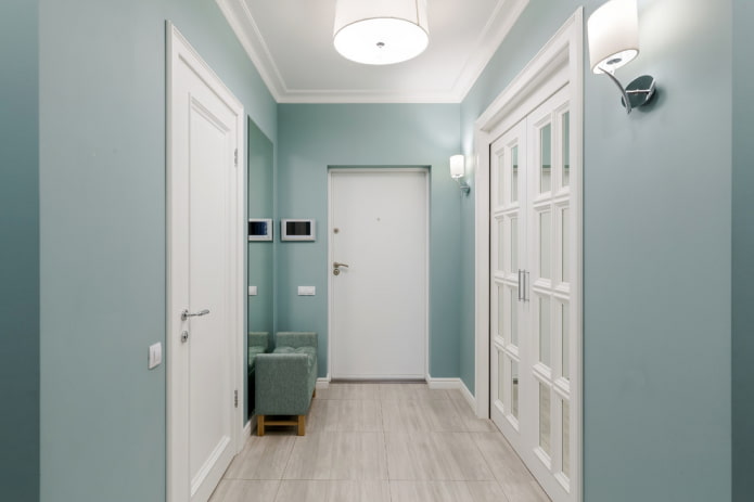 Portes blanches avec sol gris à l'intérieur