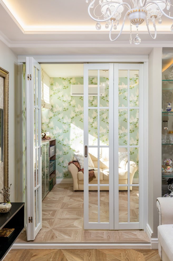 portes pliantes blanches à l'intérieur
