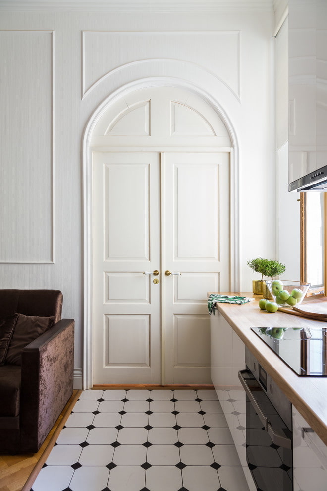 portes doubles blanches à l'intérieur