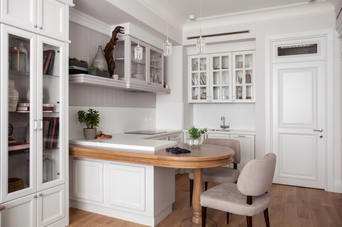 Portes blanches dans la cuisine