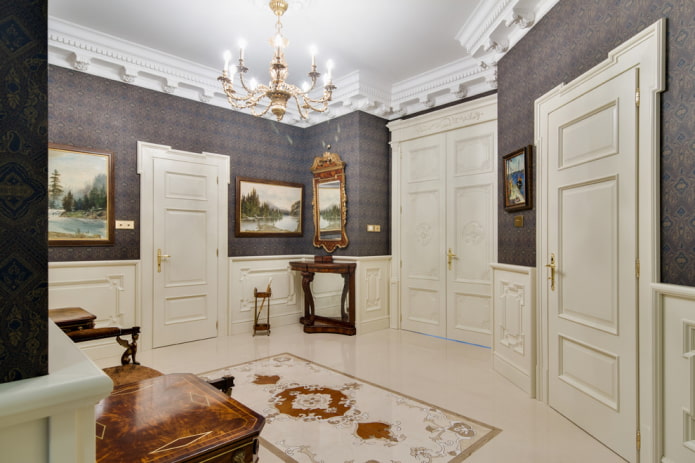 Portes blanches dans un intérieur de style classique