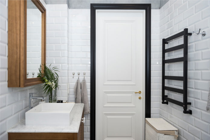 portes blanches avec cadre noir à l'intérieur