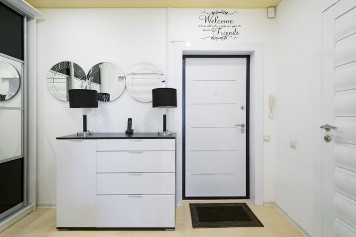 portes blanches avec murs blancs à l'intérieur