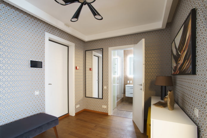 portes blanches avec un sol marron à l'intérieur