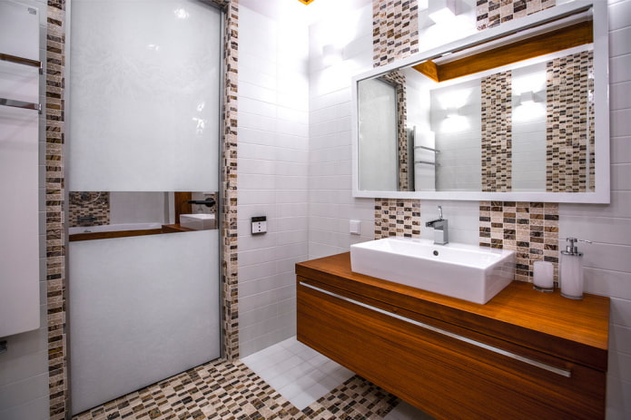 Portes blanches dans la salle de bain