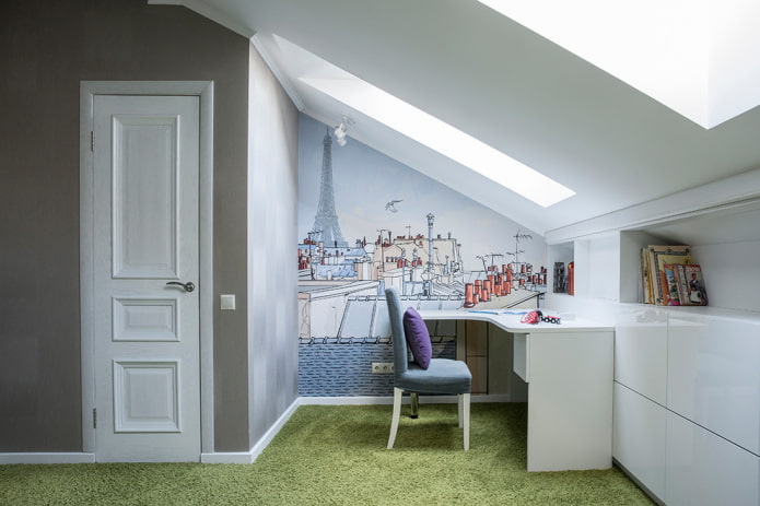 portes blanches avec une plinthe blanche à l'intérieur