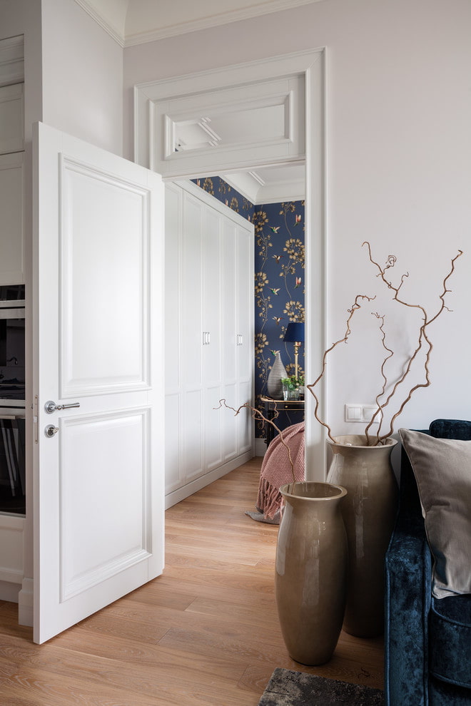 Portes blanches battantes à l'intérieur