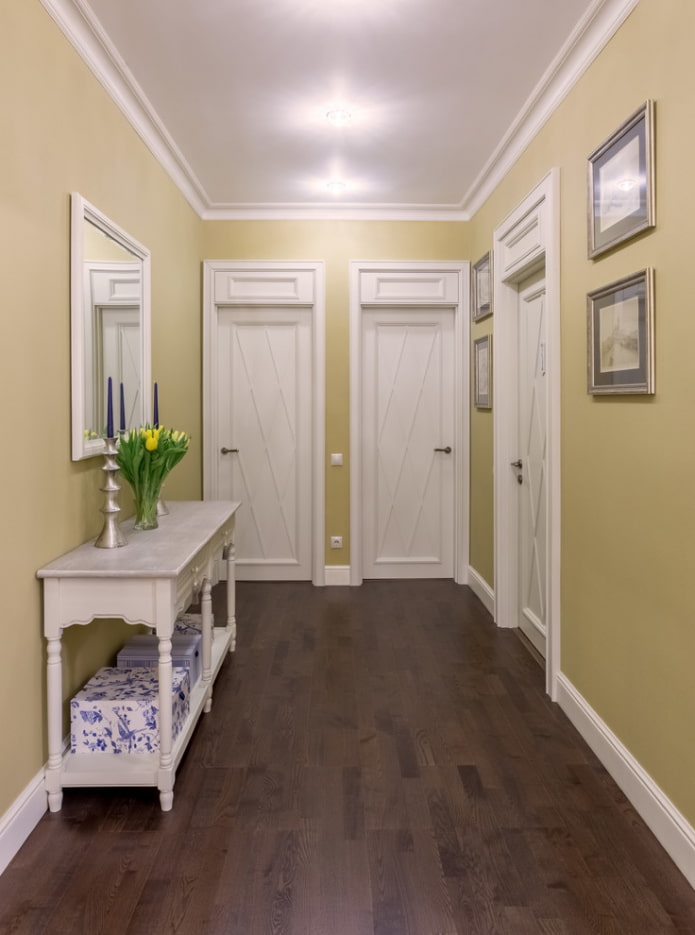 Portes blanches avec sol foncé à l'intérieur