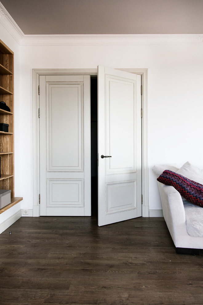 Portes blanches avec sol foncé à l'intérieur