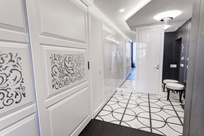 portes blanches avec un motif à l'intérieur