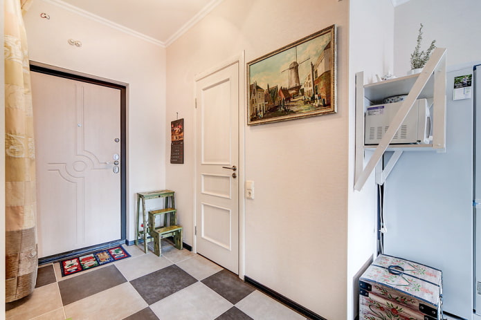 portes blanches avec plinthe foncée à l'intérieur