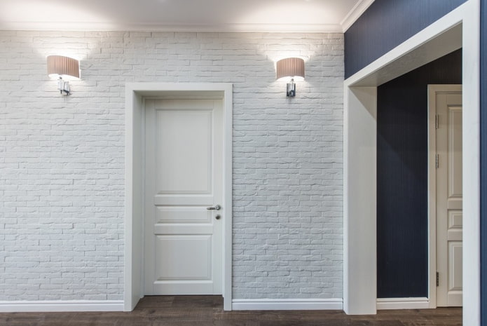 portes blanches avec plinthe blanche à l'intérieur