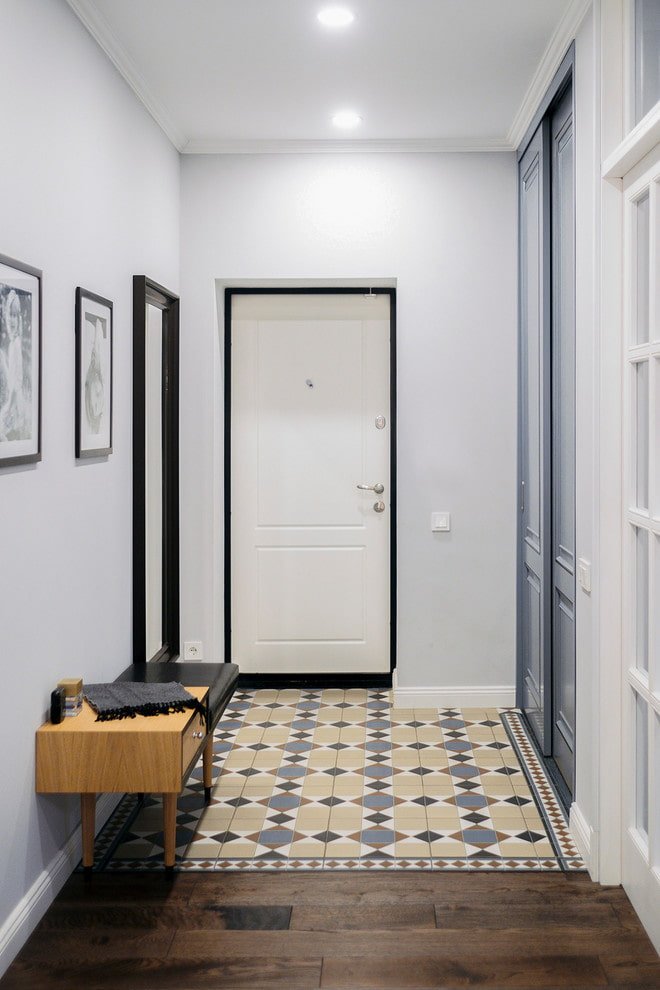 Portes blanches dans le couloir