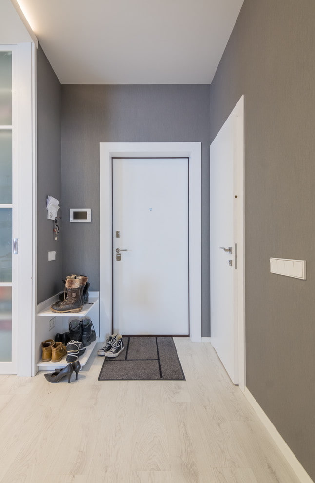 Portes blanches dans le couloir