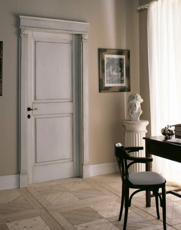 portes blanches patinées à l'intérieur