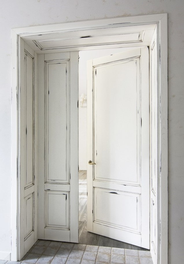 portes blanches patinées à l'intérieur