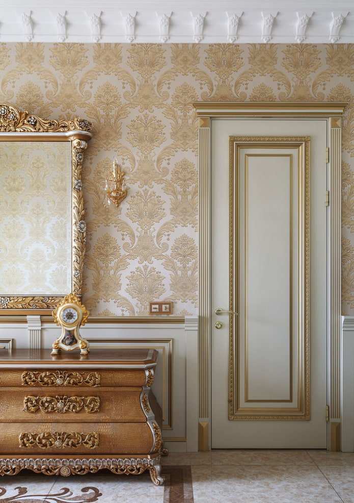 Portes blanches et dorées à l'intérieur