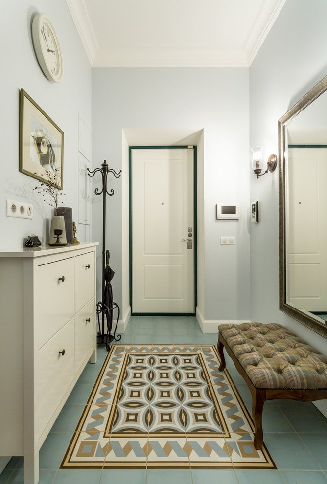 Portes blanches avec meubles blancs à l'intérieur