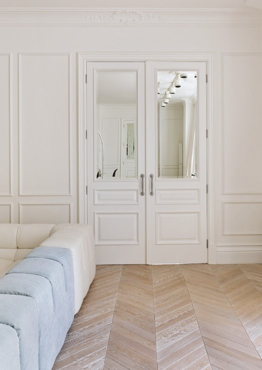 Portes blanches avec inserts en miroir à l'intérieur
