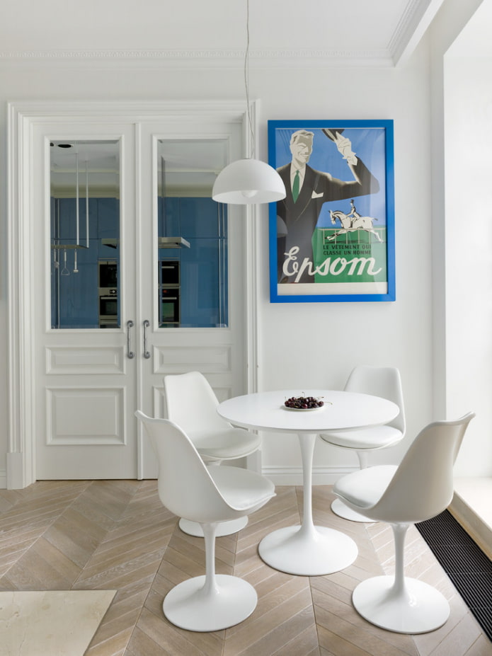 Portes blanches avec meubles blancs à l'intérieur