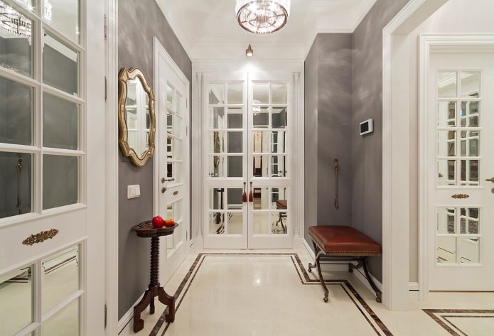portes blanches à l'intérieur de style néoclassique