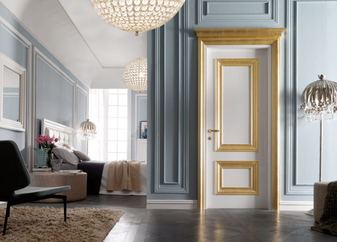 Portes blanches et dorées à l'intérieur