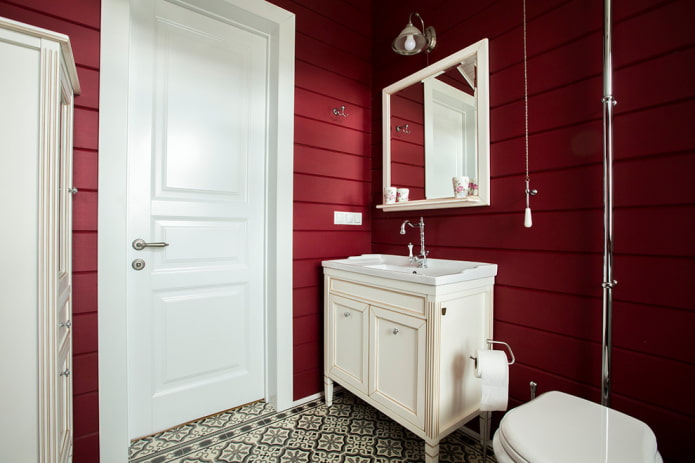 Portes blanches dans la salle de bain