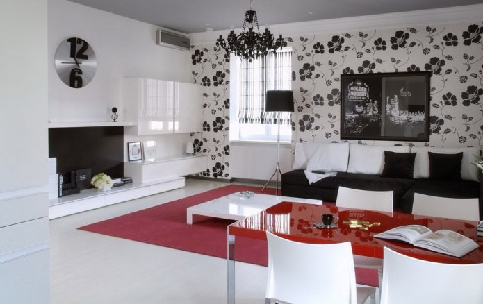 Papier peint noir et blanc dans le salon
