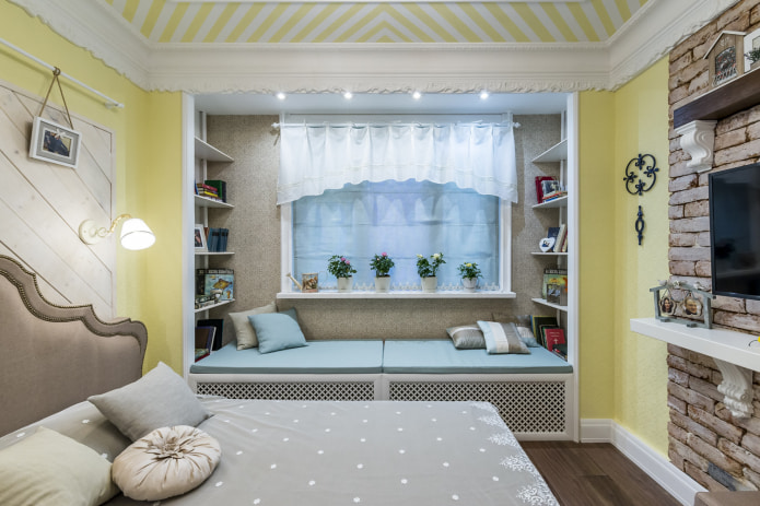 Rideaux courts dans une chambre d'enfant avec alcôve