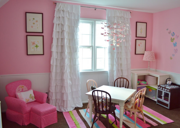 rideau à volants dans la chambre d'enfant