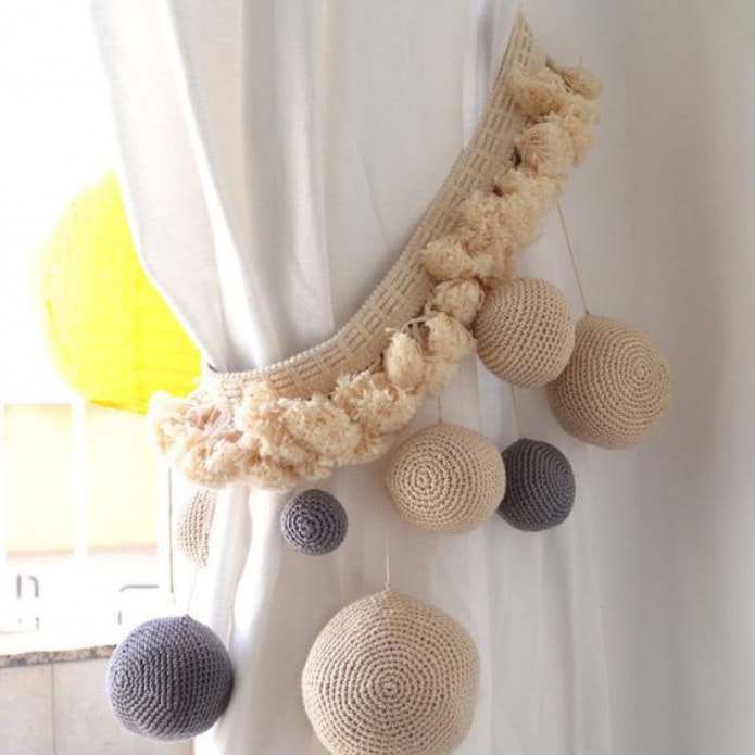 Embrasses à pompons