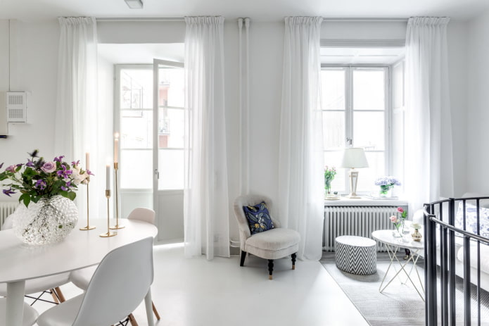 Rideaux blancs dans le salon