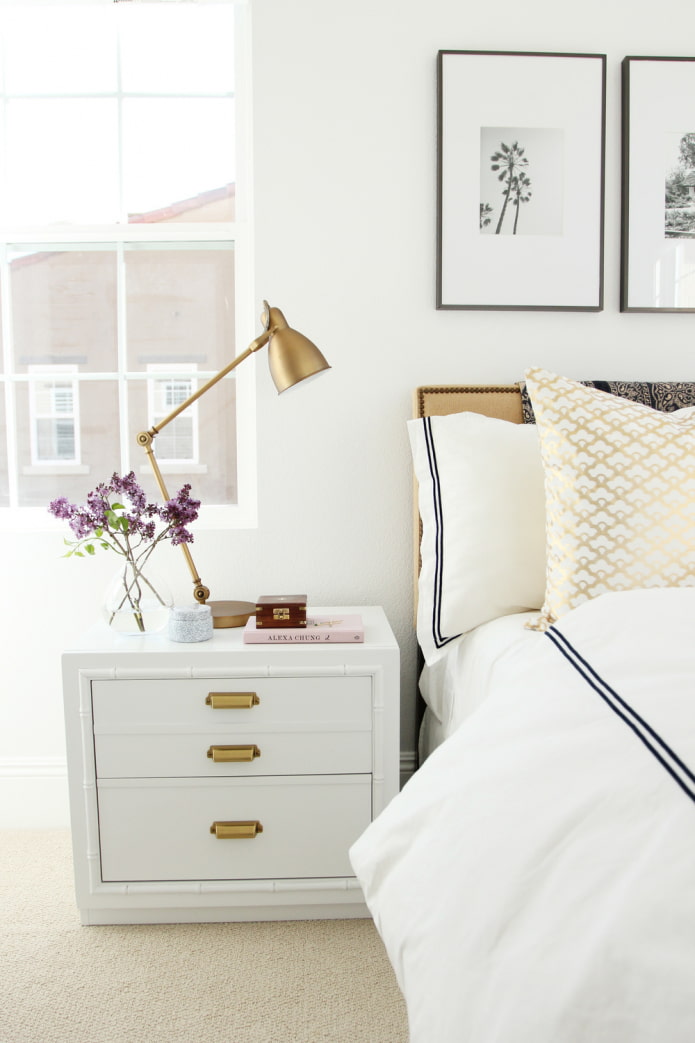 accents dorés dans une chambre blanche