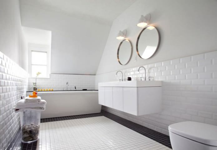 brique blanche dans l'intérieur de la salle de bain