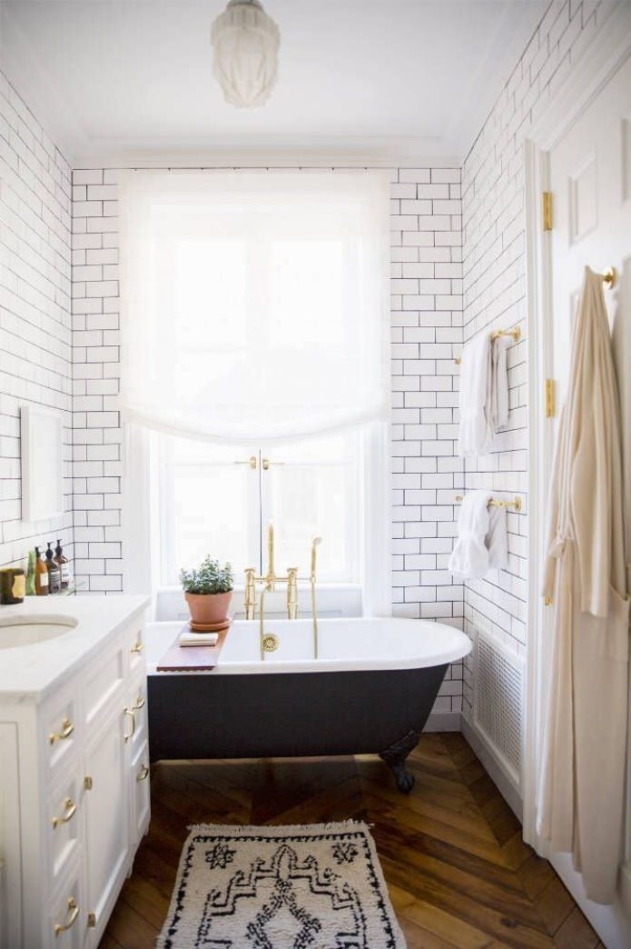 brique blanche dans la salle de bain