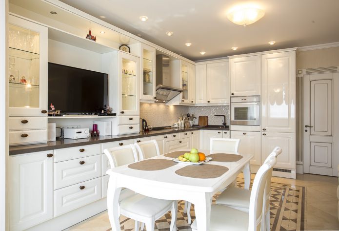 Ensemble de cuisine blanc avec inserts en verre