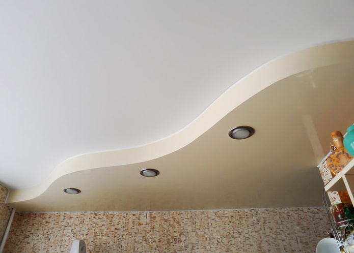 Plafond tendu avec une combinaison de couleurs blanches et beiges