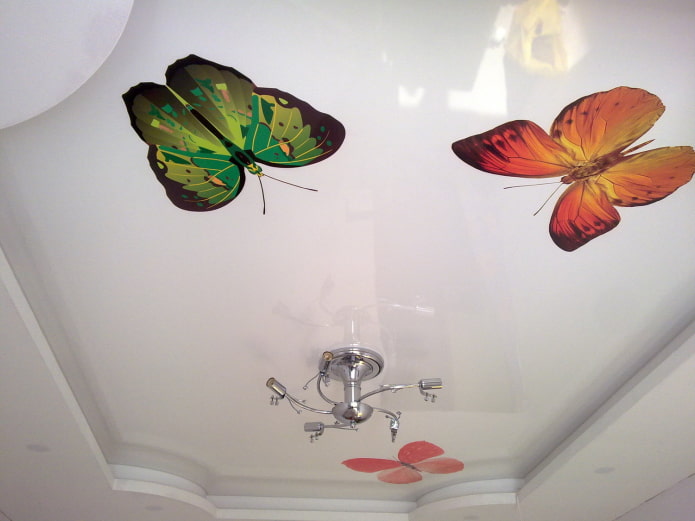 plafond tendu blanc avec des papillons