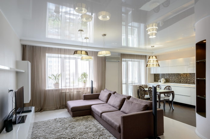plafond tendu blanc à l'intérieur du salon