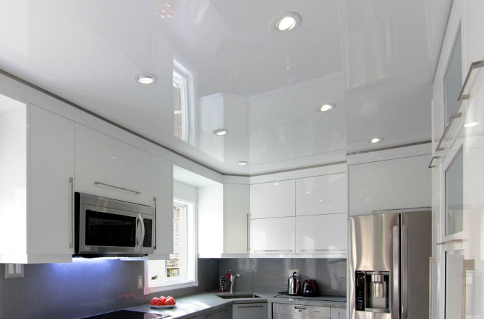 Plafond tendu blanc dans une cuisine